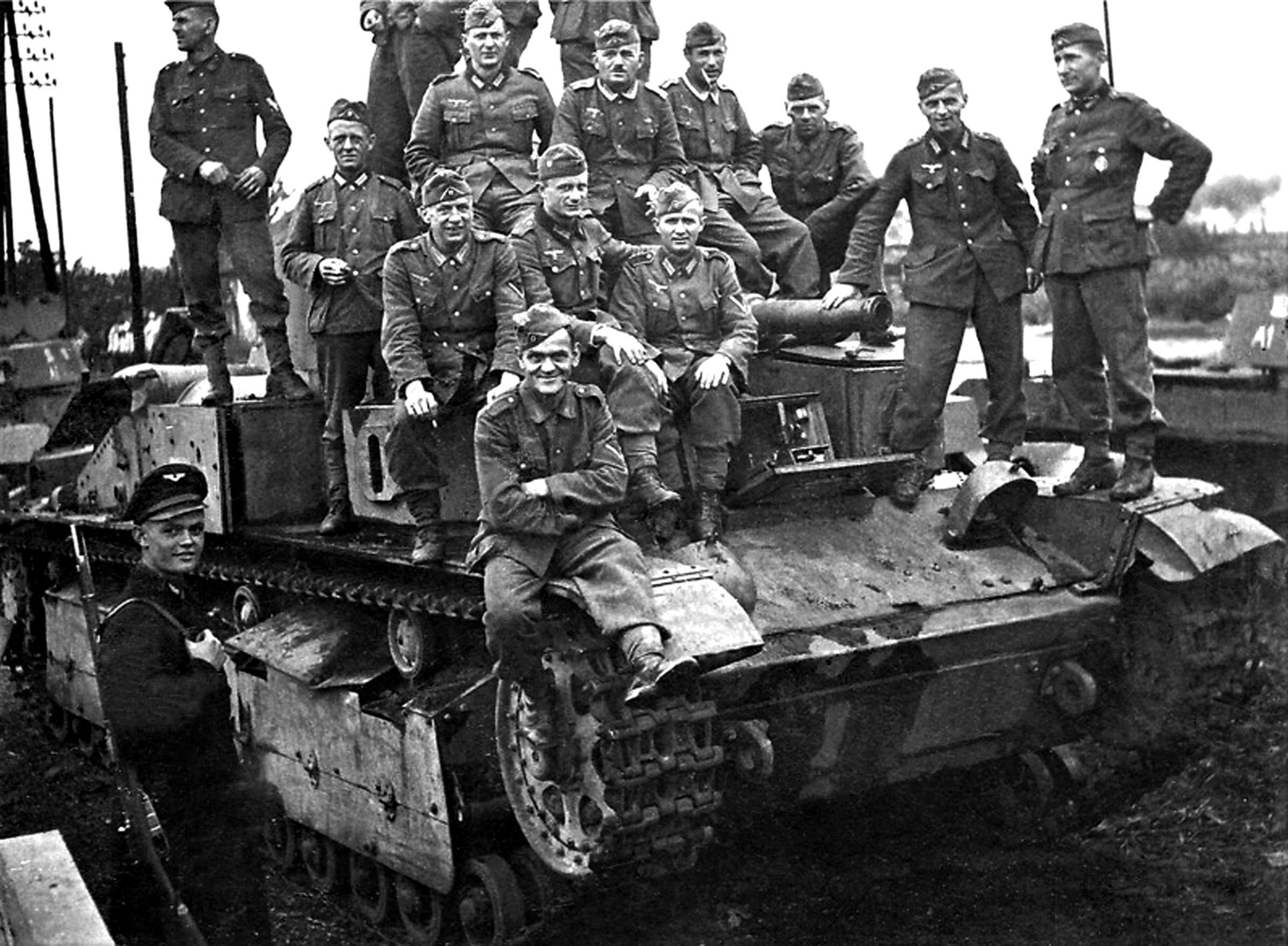 Захватили немецкий танк. Солдаты вермахта 22 июня 1941. 46 Моторизованный корпус вермахта. Пленные немецкие танкисты. Солдаты вермахта в танке.