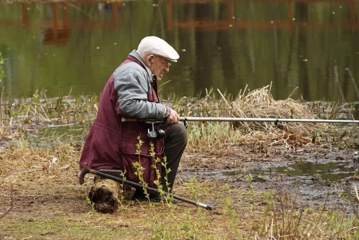 Озеро пожилых людей. Старик на рыбалке. Дед с удочкой. Старик Рыбак. Пенсионер на рыбалке.