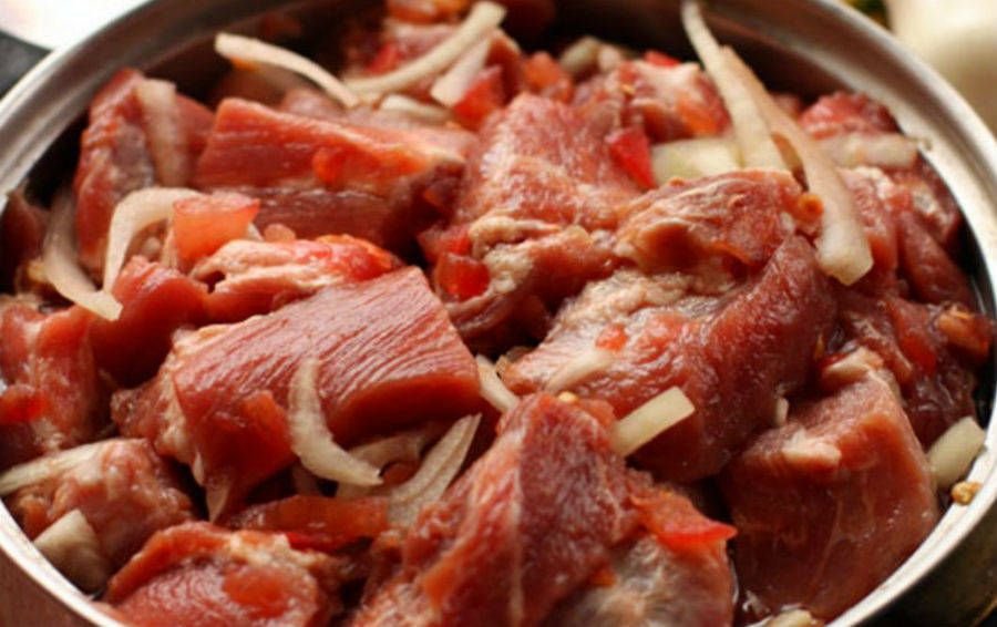 Как быстро замариновать мясо для шашлыка. Шашлык из свинины. Мясо в маринаде.