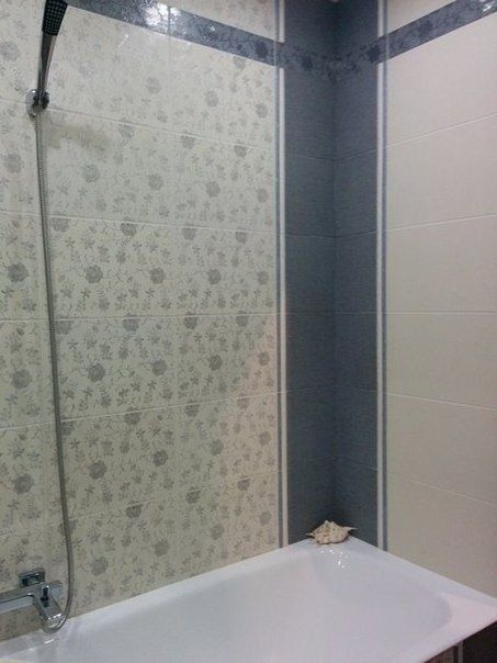 Небольшая ванная комната в спокойных тонах и с необычной столешницей