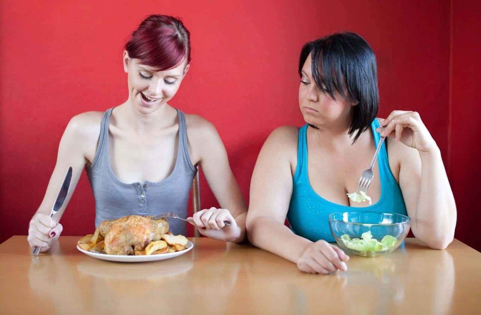 Если хотите стать сильными ешьте. Полная девушка с едой. О женщина. Толстая и стройная. Женщина на диете.