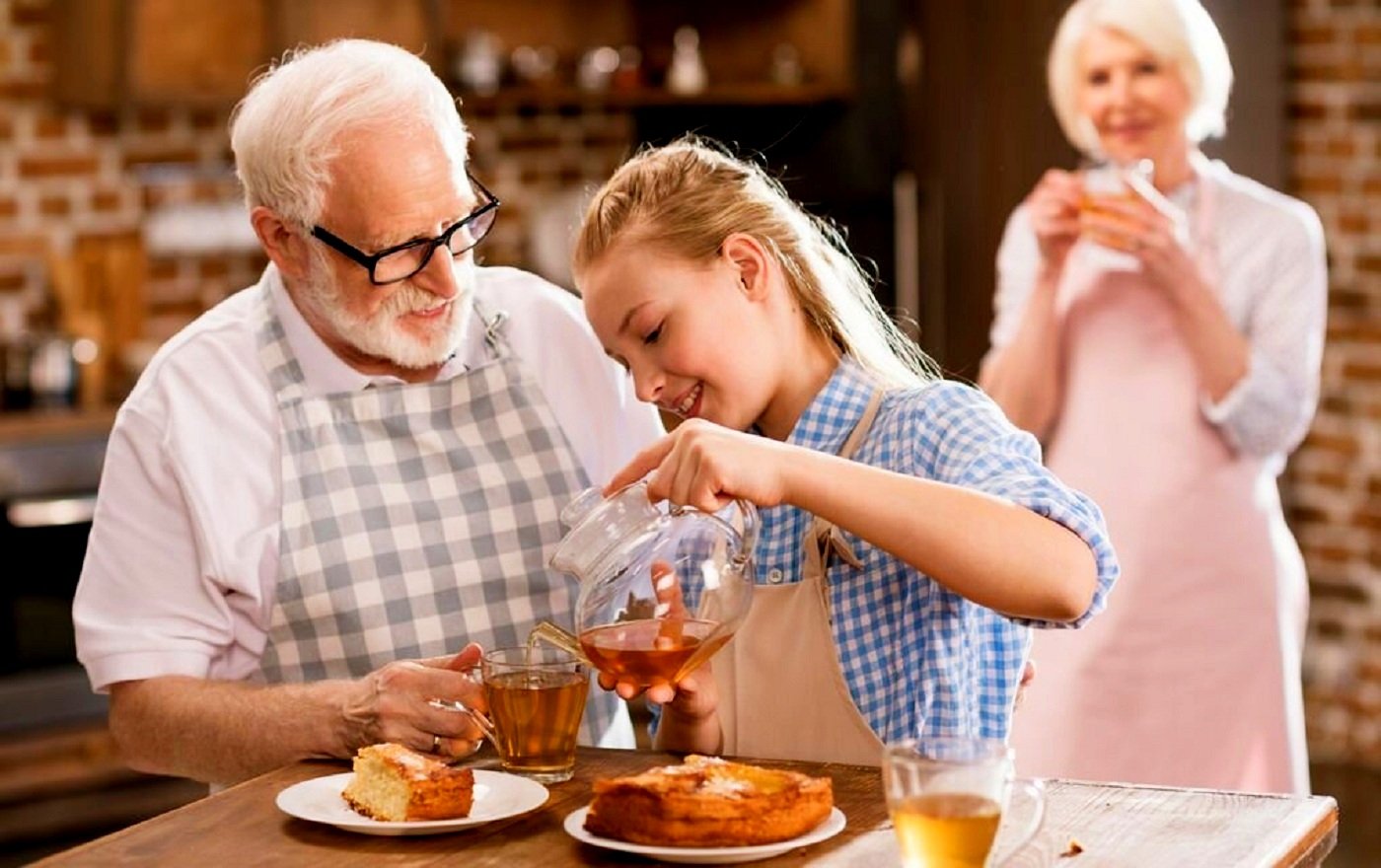 Дедушка учит внучку. Семейное чаепитие. Чаепитие с бабушкой и дедушкой. Семья за столом. Семейное чаепитие у бабушки.