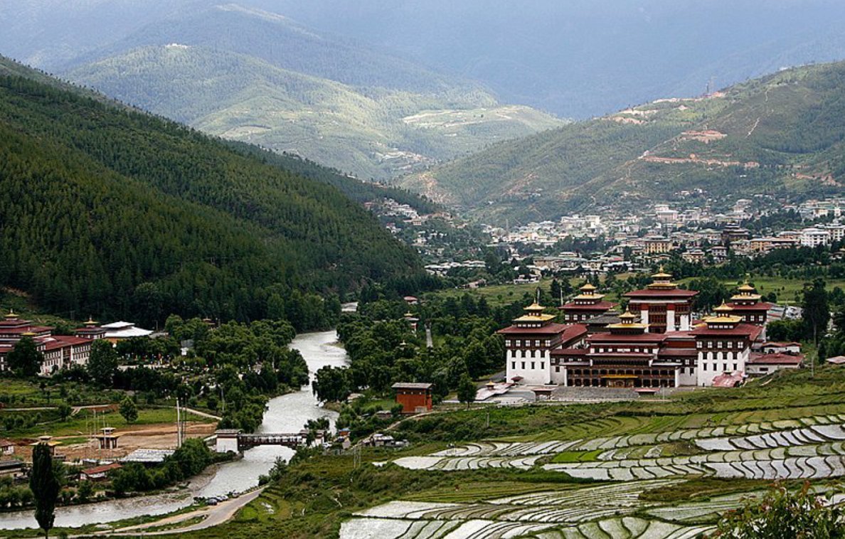 Бутана больше. Бутан столица Тхимпху. Монастырь Пунакха-дзонг. Бутан Континент. Бутан Таши Чхо.
