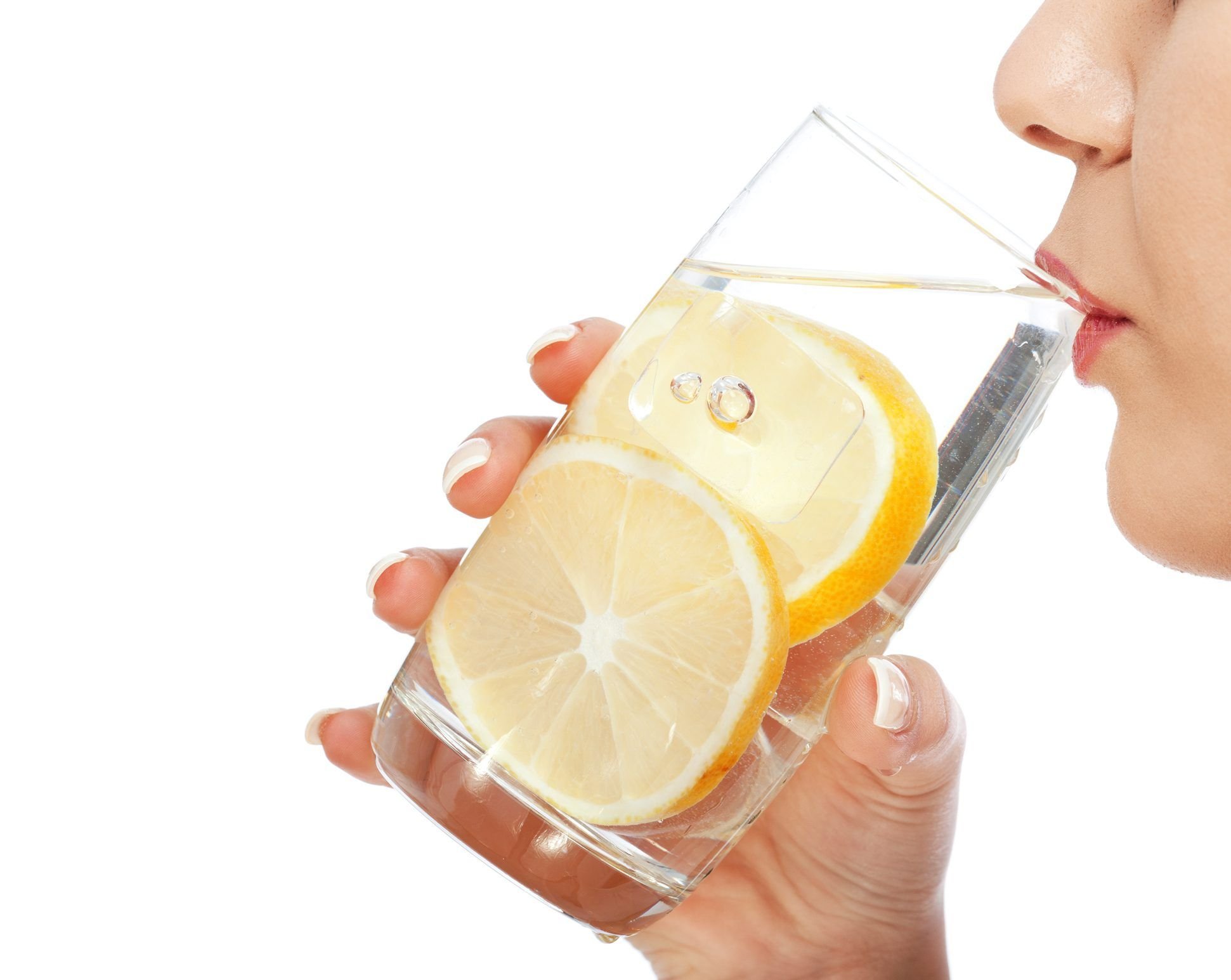 Вода с лимон на тощак. Стакан воды с лимоном. Вода с лимонным соком. Вода с лимоном для похудения. Лимонный сок в стакане.