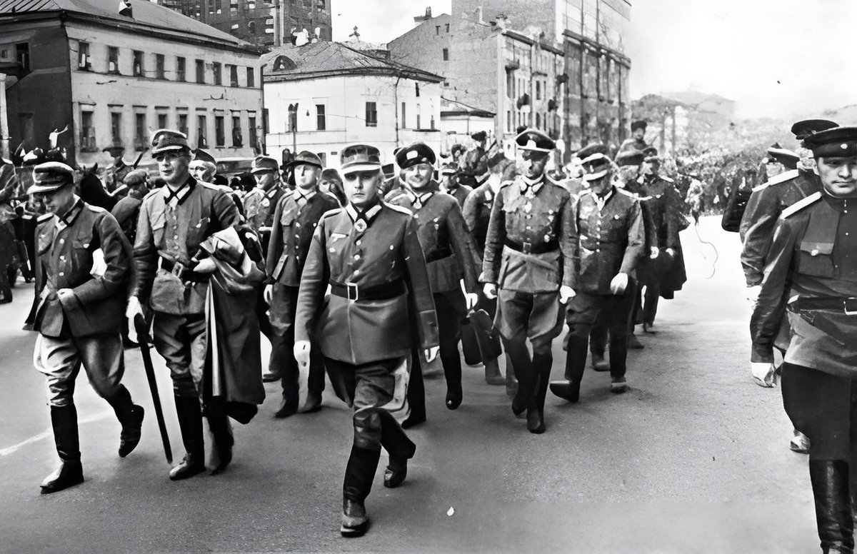 В 1944 году генерал. Парад побеждённых марш пленных немцев в Москве 17 июля 1944 года. Парад военнопленных в Москве 1944. Парад пленных немцев в Москве 1945. Пленные немецкие генералы в Москве 1944.