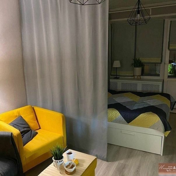 Аккуратная спальня на 12м² с жёлтым акцентом и крайне уютной атмосферой