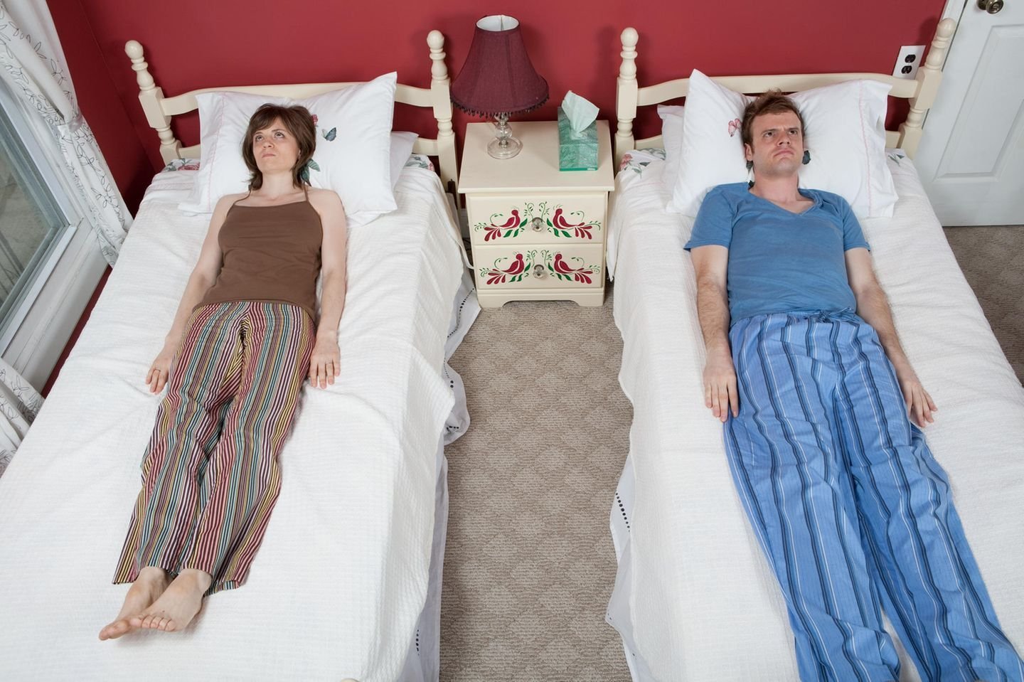 Квартира 1 2 с мужем. Сон в разных кроватях. Раздельный сон. Муж и жена спят раздельно. Супружеский раздельный сон в разных кроватях.