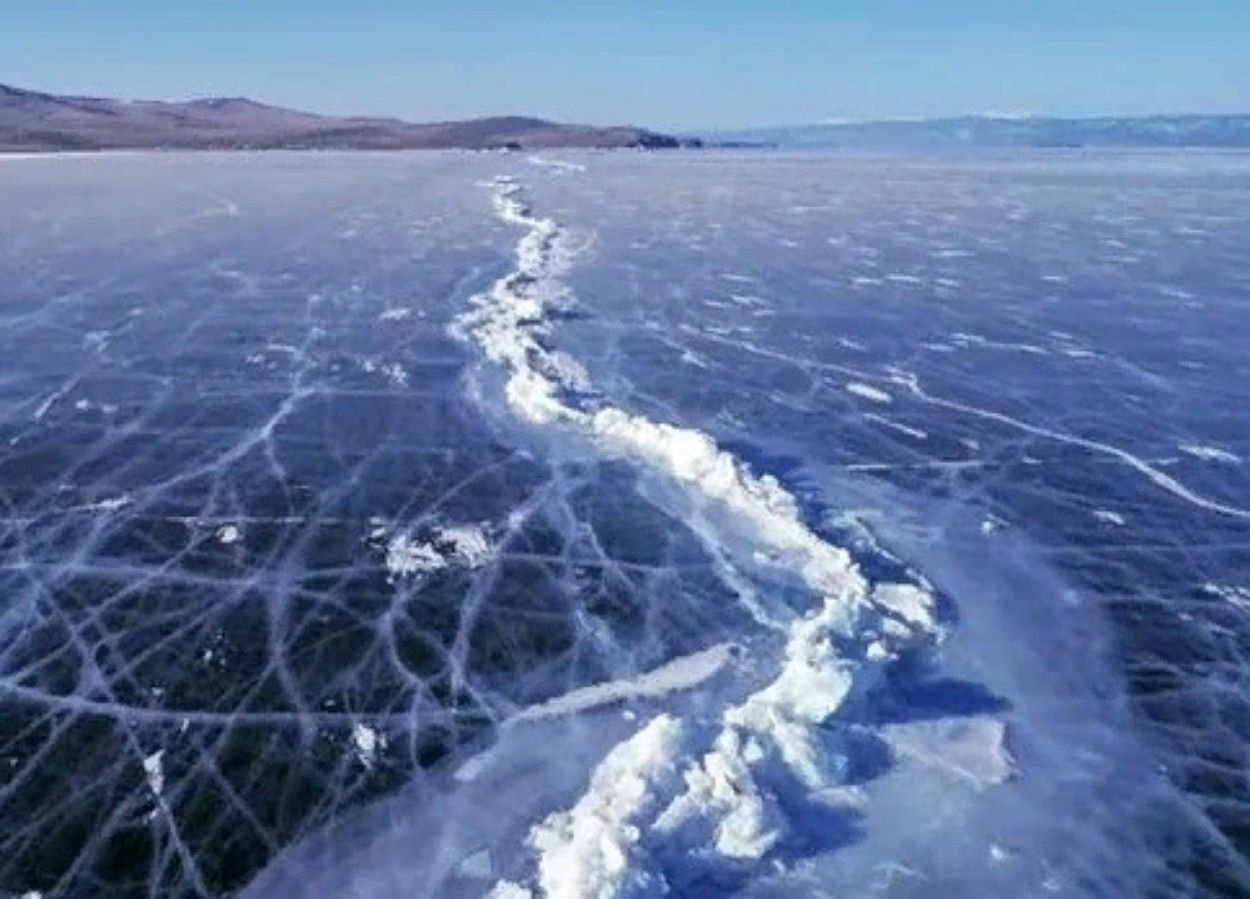 Трещина на байкале. Становые щели на Байкале. Лед Байкала. Трещины на Байкале. Озеро Байкал трещина.