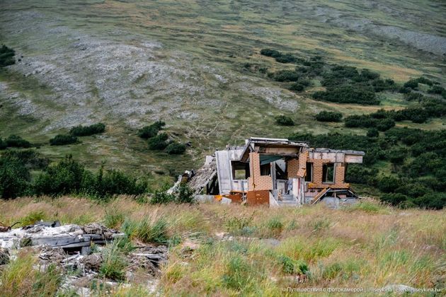 200 км до цивилизации: заброшенный дом в горах полярного урала. Кто его построил и зачем?