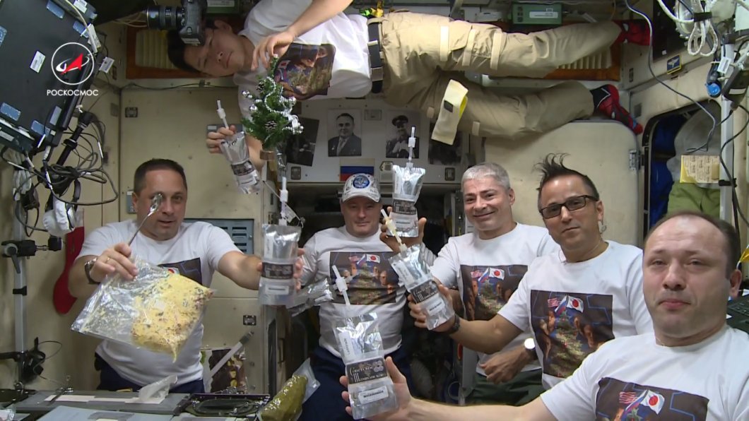 Деньги на мкс. Обед на МКС. Космонавты обедают на орбите. Еда Космонавтов на МКС. Чай на МКС.