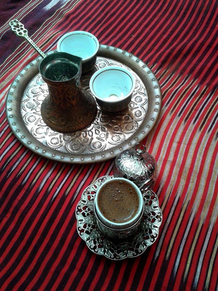 В турции подают кофе с водой. Турецкий кофе. Турка для кофе. Кофе в турке. Кофе по турецки.