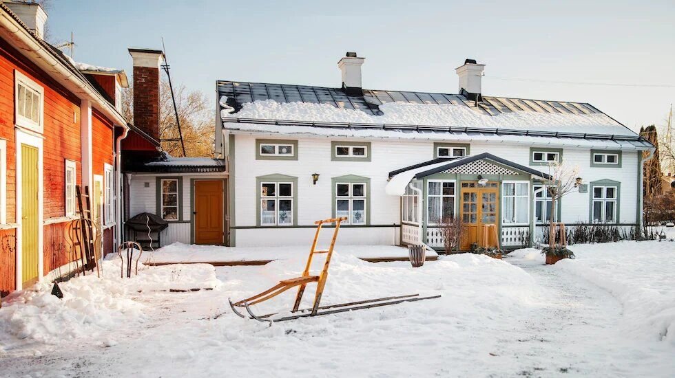 Супруги переехали из Стокгольма на ферму 18 века: сохранили дерево и печи, перевезли старинную мебель. Дом на контрасте
