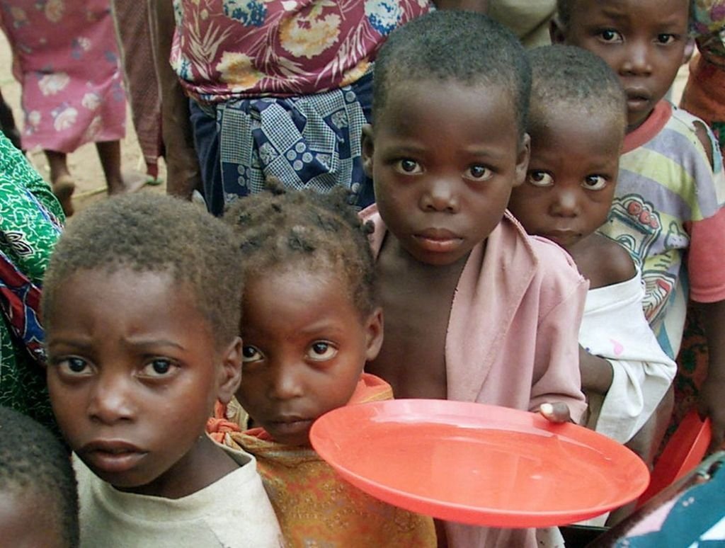 Голодные груднички. Гододаюшие дети Африка. Голодающие дети Африки для детей. Голодающие дети Африки третий мир.