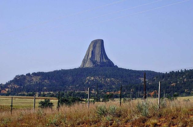 Башня Дьявола – скала, похожая на громадный пень. Как возникло это горное образование?