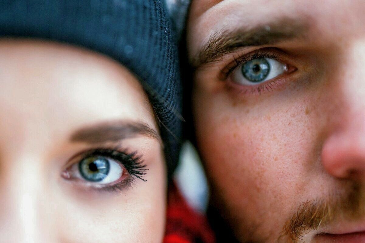 Повторяющиеся взгляды. Мужской и женский глаз. Глаз человека. Глаза влюбленных. Глаза влюбленной девушки.