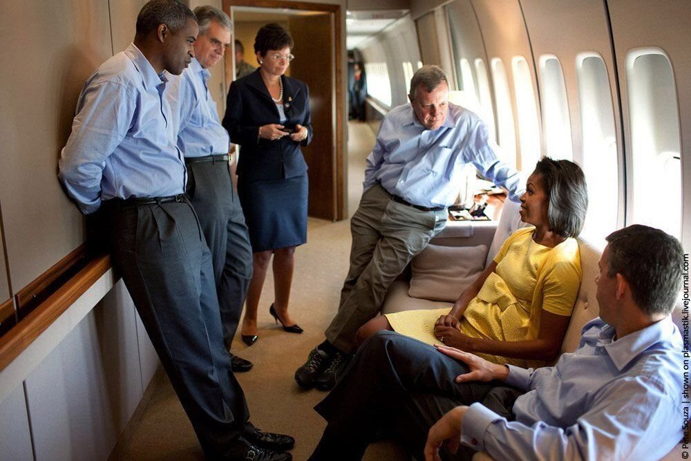 Пассажиры главные герои. Самолет президента США Air Force one. Барак Обама в самолете. Самолет Боинг 747 президента США. Борт номер 1 президента США фото.