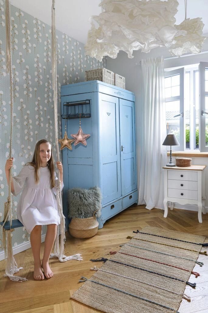 Дом с синей дверью и любовью к Скандинавии: новый дом с изразцовой печью и эклектикой интерьеров старых домов