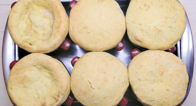Рецепт жаркого в горшочках с хлебными крышечками: необычно и очень вкусно
