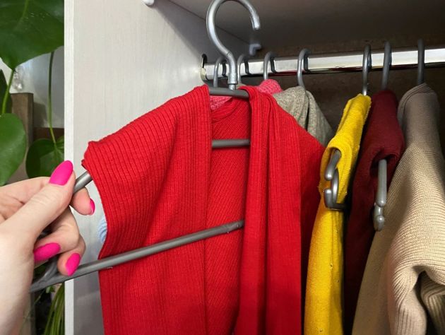 Хозяйке на заметку: отличный способ, как повесить вещи в шкаф, чтобы они не отвисали на плечиках