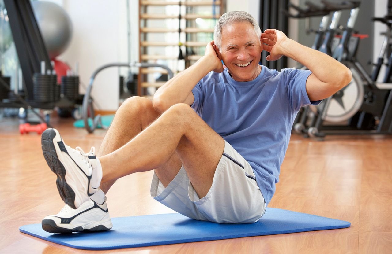 Упражнения для суставов после 60. Заниматься спортом. Физические упражнения. Физические нагрузки. Мужчина занимается спортом.