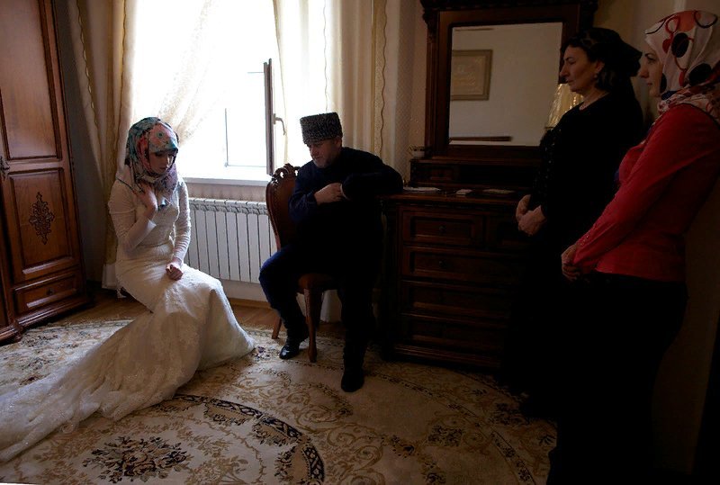 Первая брачная ночь в исламе. Чеченская свадьба мулла. Чеченские невесты. Первая брачная на Кавказе. Чеченки на свадьбе.