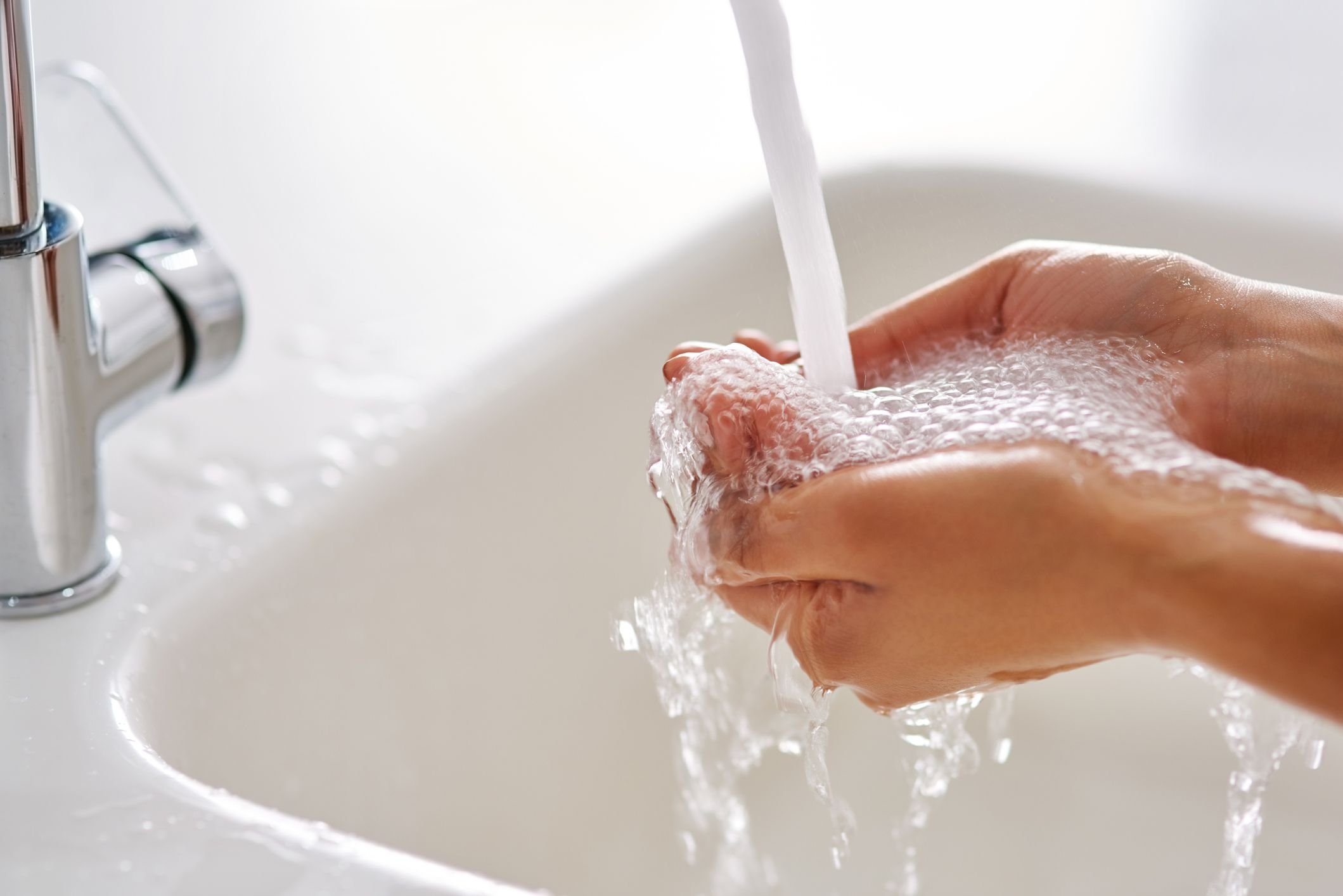 Помыть без воды как. Руки под краном с водой. Мытье рук картинки. Мытье рук под краном. Кран с водой.