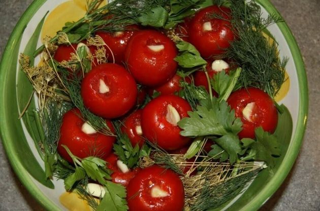 Нежные и вкусные маринованные томаты, с чесноком внутри. Наш семейный рецепт