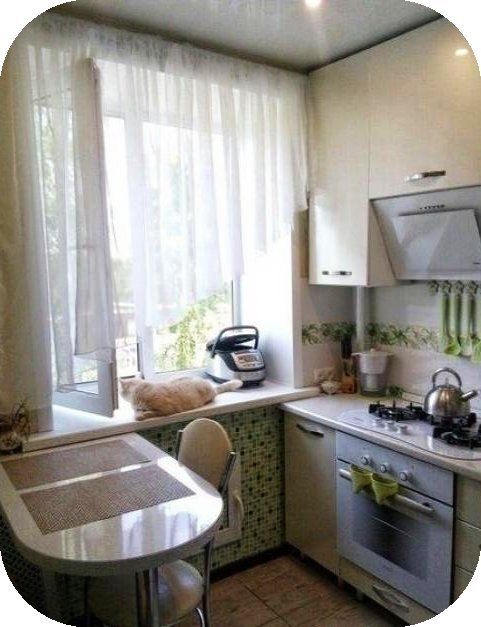 Светлая и уютная кухня с посудомойкой и необычной газовой плитой на 5 м²