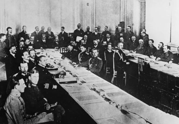 Заседание мирной конференции, на которой был заключен Брестский мирный договор 3 марта 1918 года.