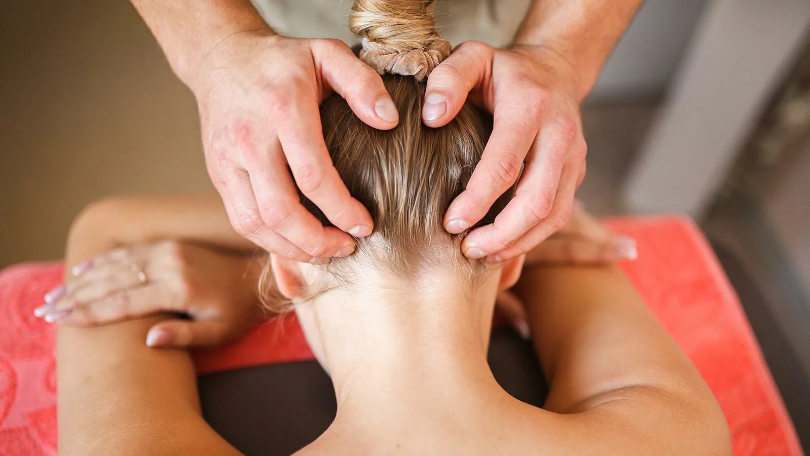 First massage. Массаж головы. Массаж затылка головы. Тайский массаж головы. Массаж волосистой части головы и воротниковой зоны.