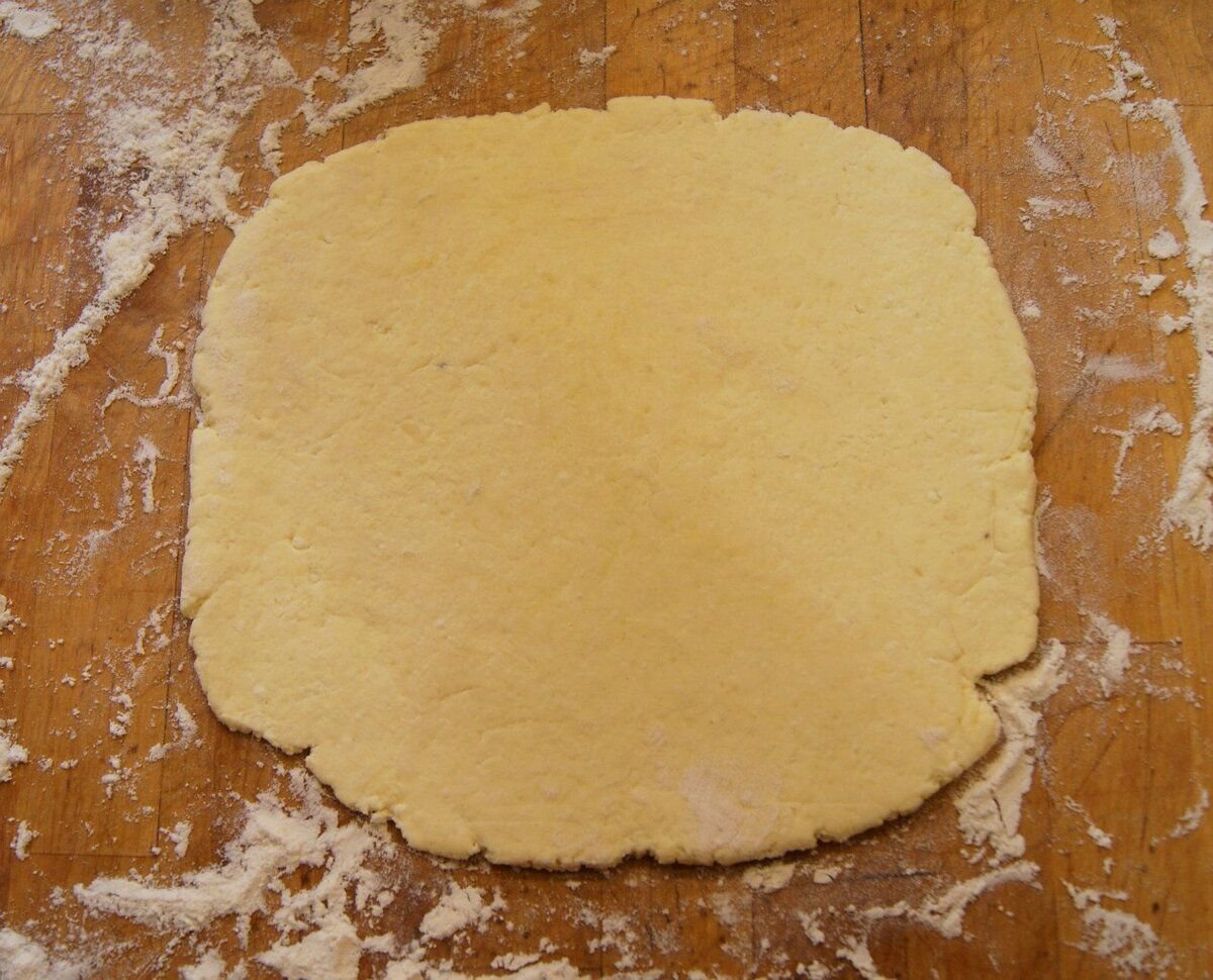 Замешиваем песочное тесто. Тесто. Раскатанное тесто. Песочное тесто. Раскатка теста для печенья.