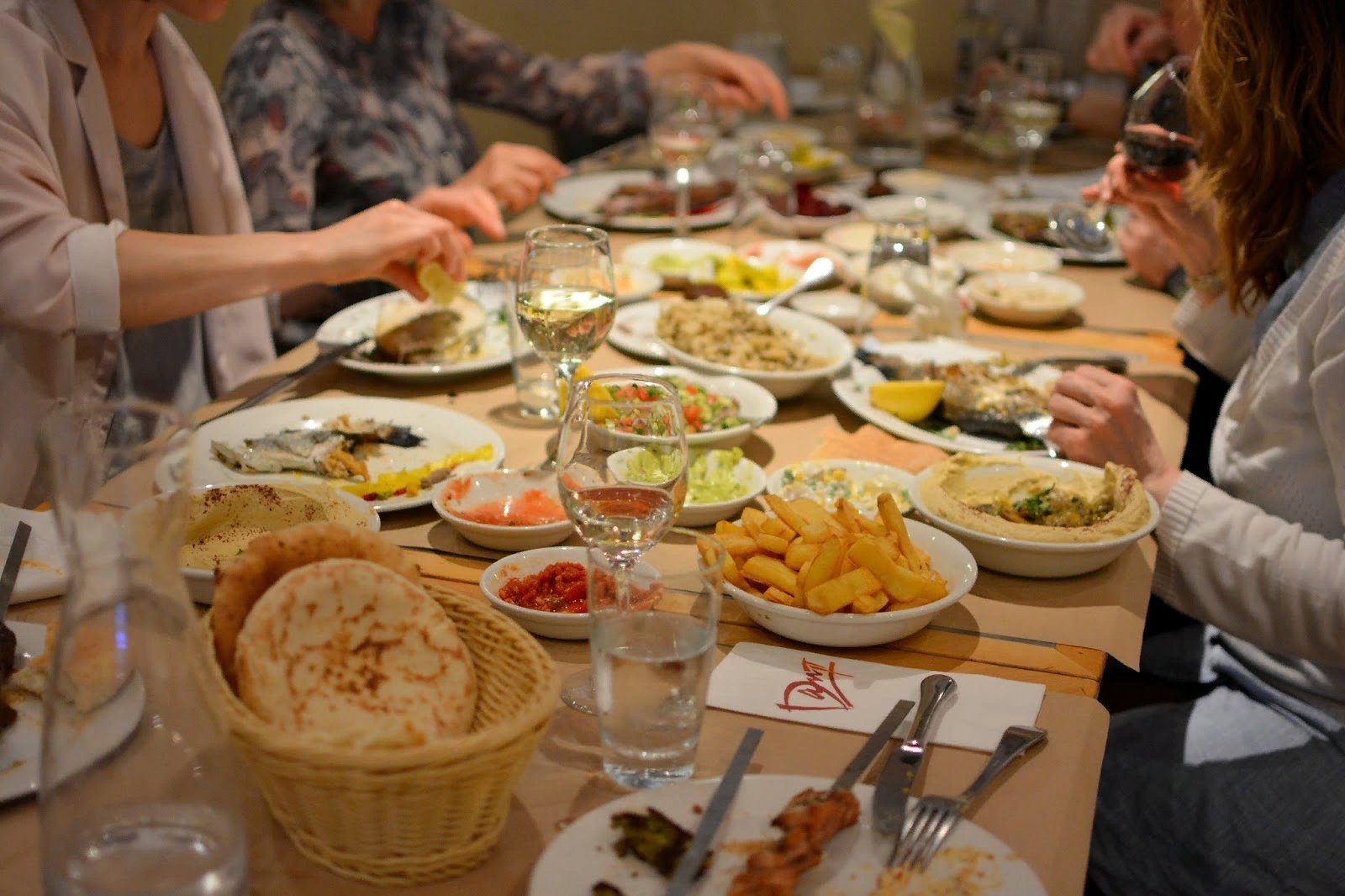 Что значит кошерная еда. Национальная кухня Израиля. Еврейская кухня кошерная еда. Стол с Еврейской кухней.