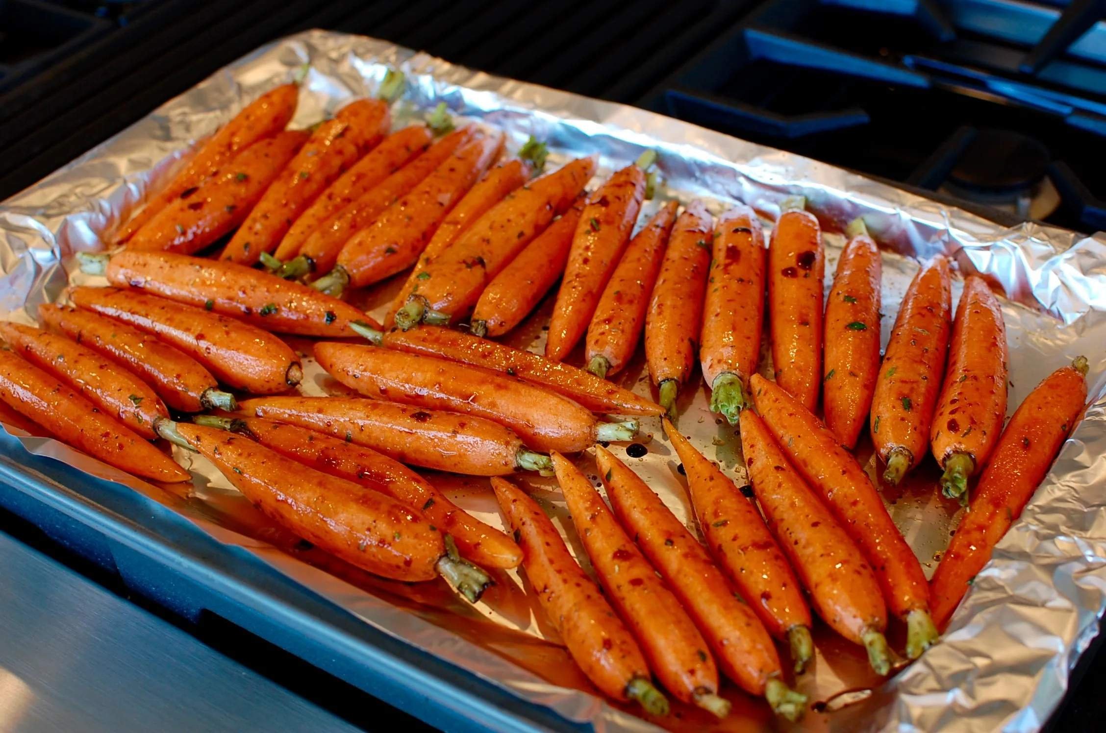 Печеная морковь. Запеченная морковь. Запеченная морковь в духовке. Молодая морковка запеченная в духовке.