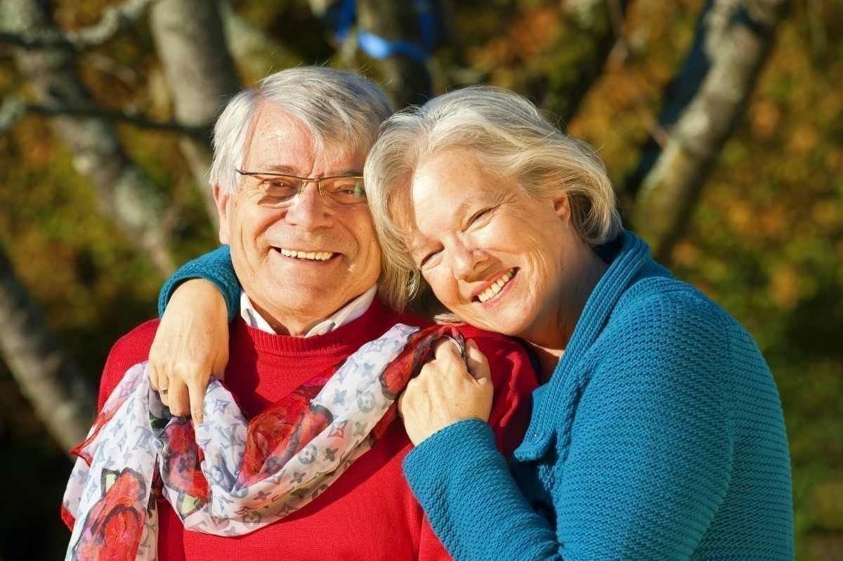 Муж и жена пенсионеры. Пожилые люди. Счастливые пенсионеры. Любовь в пожилом возрасте. Красивая пара пожилых людей.