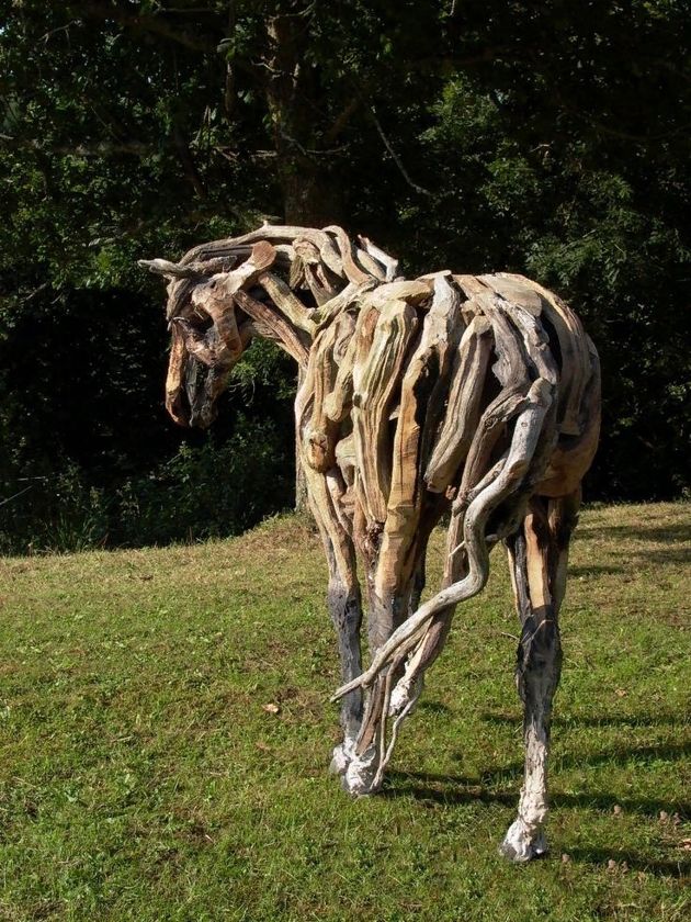 Ее выгнала из института из-за отсутствия таланта и она стала делать лошадей из коряг. Скульптуры Хизер Янш
