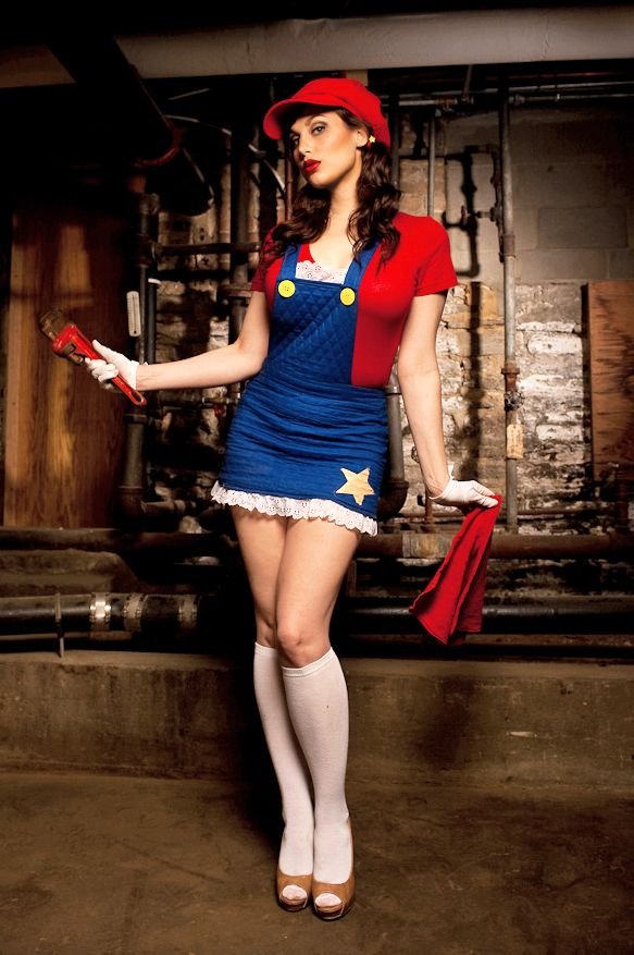 Cosplay model. Девушка в костюме Марио. Марио косплей девушки. Образ девушки слесаря. Девушка в костюме сантехника.