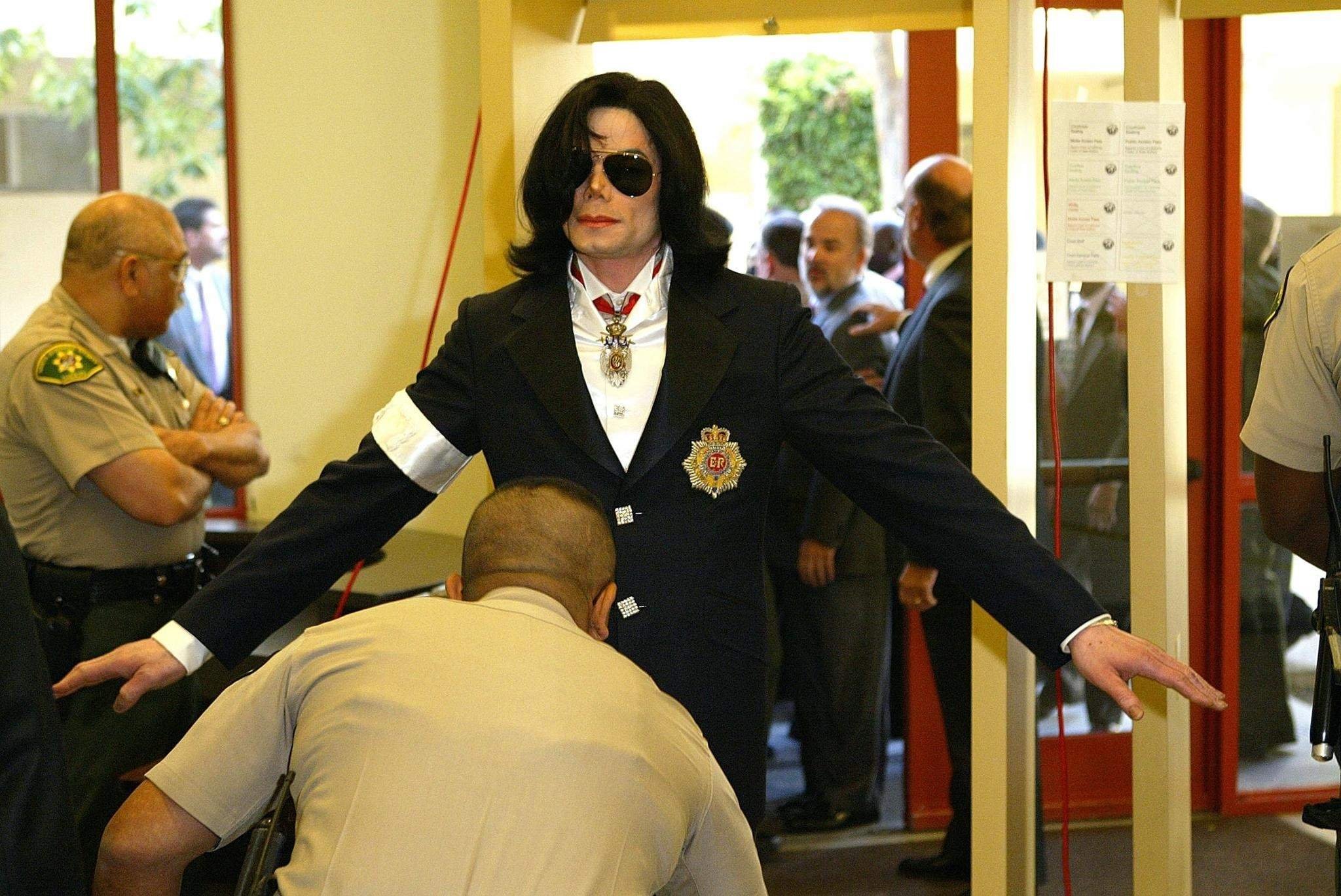 Факты о майкле джексоне. Michael Jackson 2002 в суде. Michael Jackson 2005 суд.