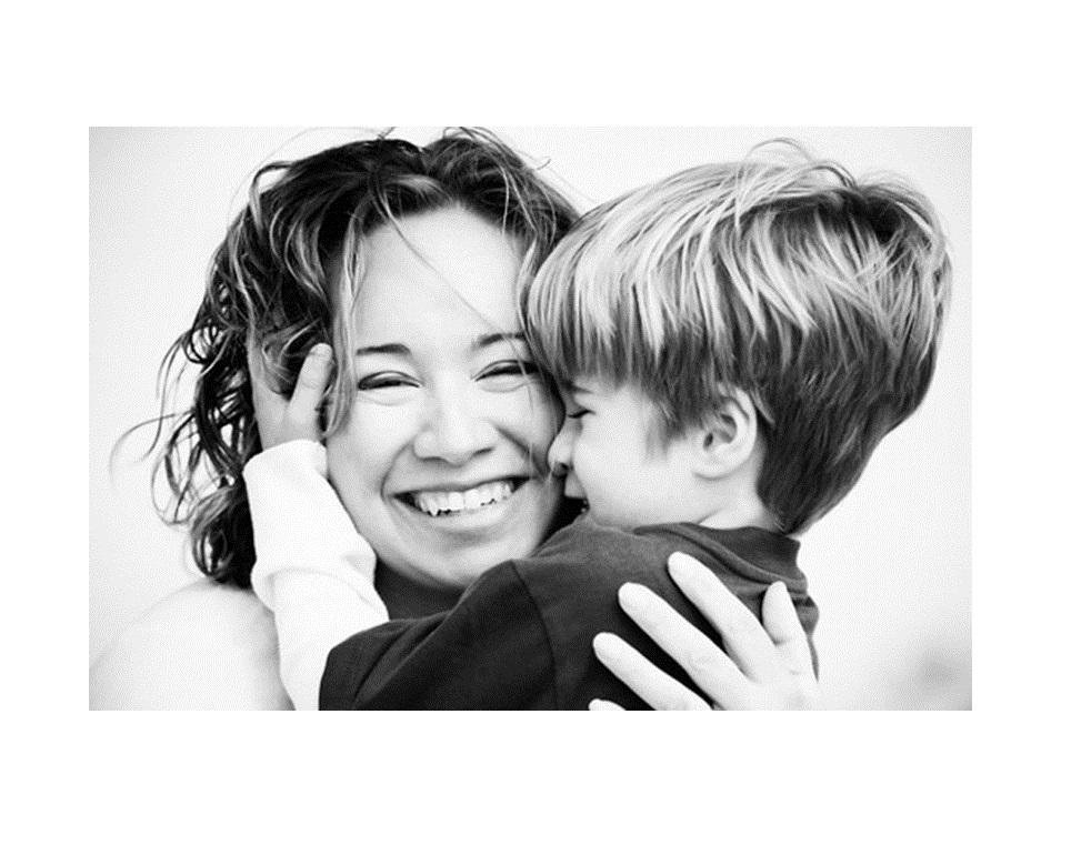 Мама защитит всегда. Мама обнимает сына. Мальчик обнимает маму. Статусы про любовь к детям. Мама картинка для детей.