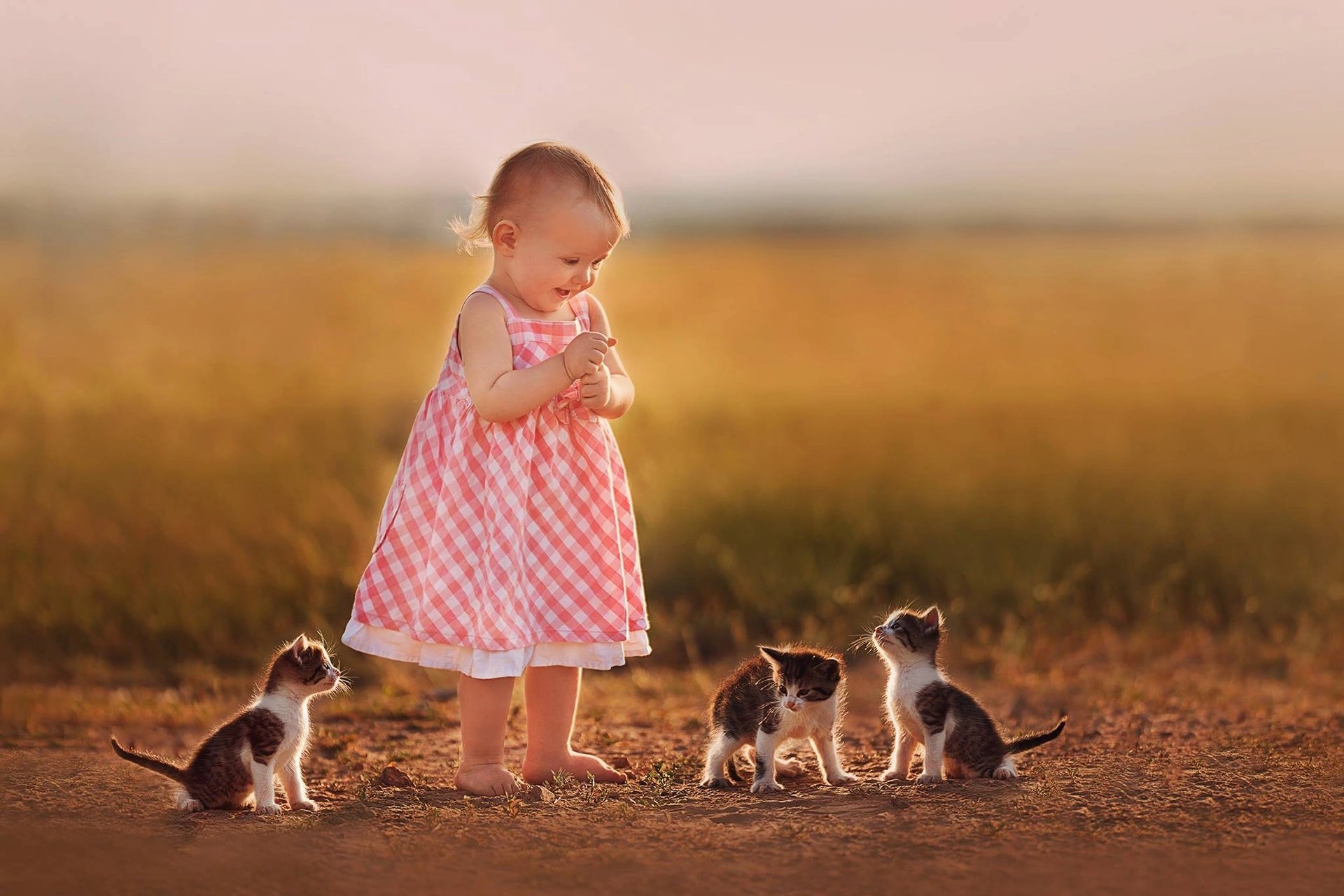 S detmi ru. Маленькие дети и животные. Для детей. Животные. Животное для детей. Котёнок-ребёнок.