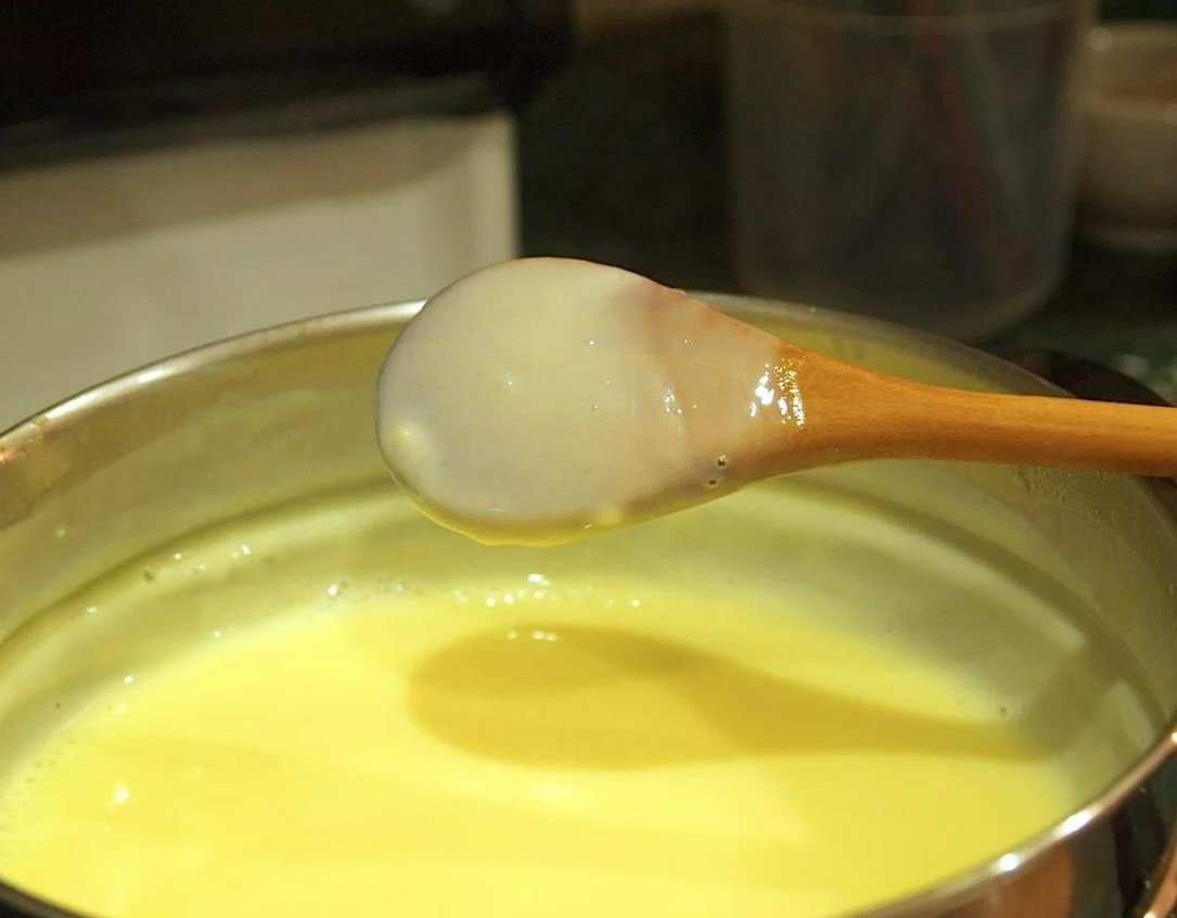 Торт заварной крем крахмал масло. Заварной крем с маслом. Заварной крем для бисквита на молоке. Заварной крем с яйцами и молоком. Заварной крем отщелкнулся.