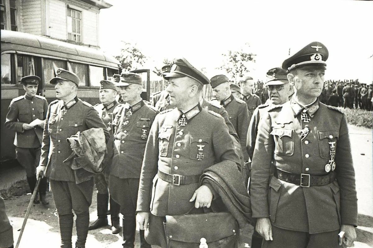 В 1944 году генерал. Парад побежденных 17 июля 1944 года. Парад немцев в Москве 1944. Марш военнопленных в Москве 1944. Парад немецких военнопленных в Москве.
