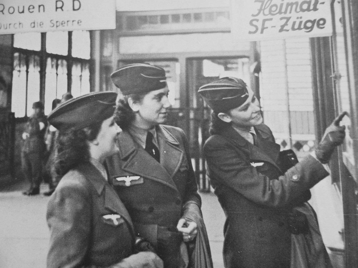Фашистская женщина. Мандель и Грезе девушки СС. Хельферин СС. Женские вспомогательные службы Германии во второй мировой войне. Женщины на службе третьего рейха.