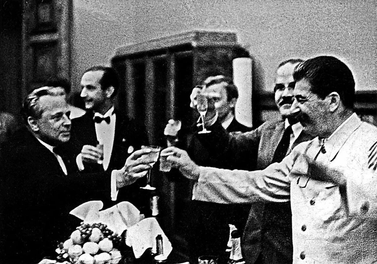 Сталин в 1939 году. Сталин и Риббентроп шампанское. Пакт Молотов и Риббентроп. Пакт Риббентропа и Молотова Сталин банкет.