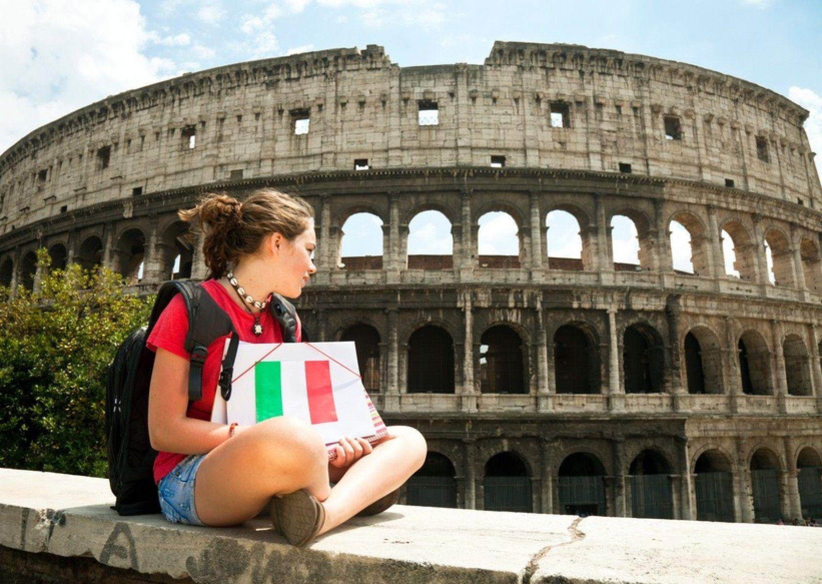 Система образования в италии. Образование в Италии. Школа в Италии. Студенты Италии. Девушки на фоне Колизея.