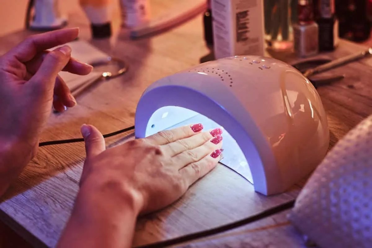 Что делает лампа для ногтей. Лампа для ногтей. Лампа для гель лака. Ручная ультрафиолетовая лампа для маникюра. Лампа для сушки ногтей.