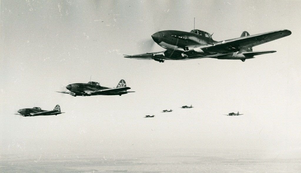 Советские самолеты летают. Самолет ил 2. Самолёт Великой Отечественной войны ил-2. Ил-2 Штурмовик ВОВ. Штурмовики ил - 2 атакуют 1944.