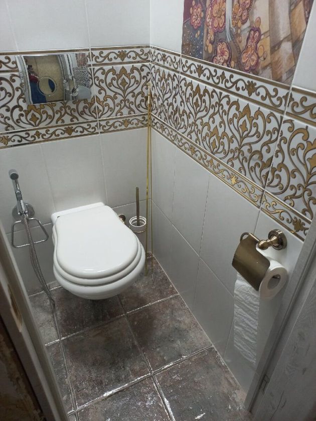 Капитальный ремонт старого туалета в панельном доме. Не стандартный дизайн с красивым панно на всю стену