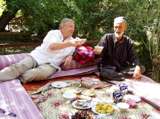 Почему таджики наливают чай гостям в маленьких мисочках и на донышке, а не полными кружками, как в России