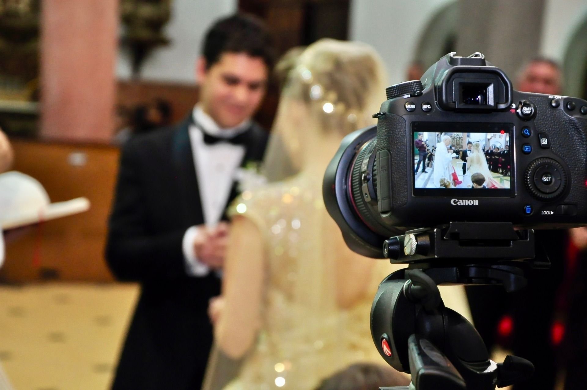 Video event. Фотограф на свадьбу. Фотограф и видеооператор на свадьбу. Видеокамера для съемки свадеб. Видеосъемка свадьбы.