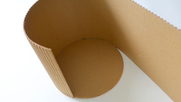 Превращение упаковочного картона в шикарную вещь для хранения: а всего-то надо склеить бумагу между собой